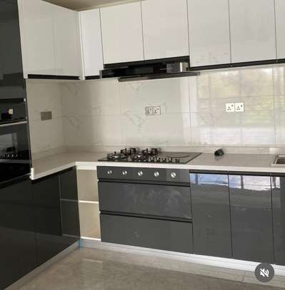 3 bedroom apartment all ensuite with Dsq image 6
