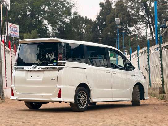 Toyota Voxy 2016 White 7-Seater Automatic image 3