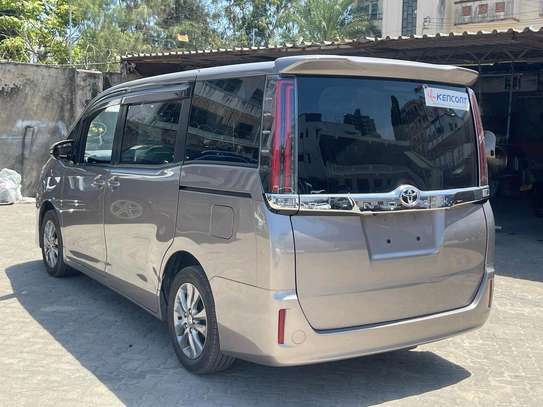 Toyota Noah Gold 2018 new Shape image 8