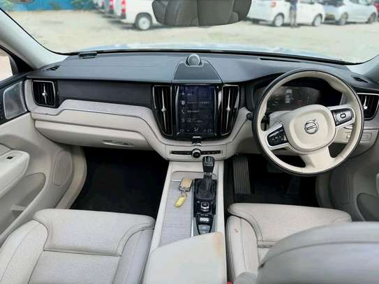 2019 VOLVO XC90 D4 image 4