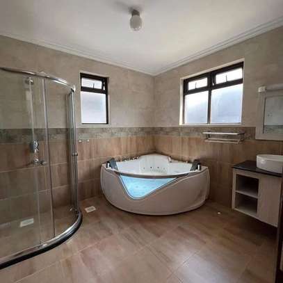 5 Bed Townhouse with En Suite in Lavington image 7