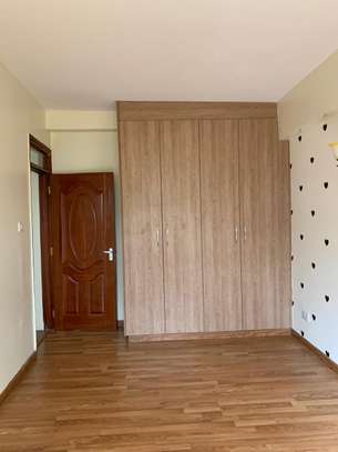 4 bedroom apartment all ensuite with Dsq image 7