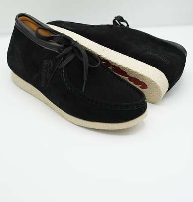 Clarks wallabees black gum sole hot sale