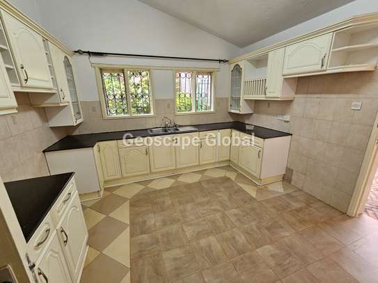 4 Bed House with En Suite in Spring Valley image 7