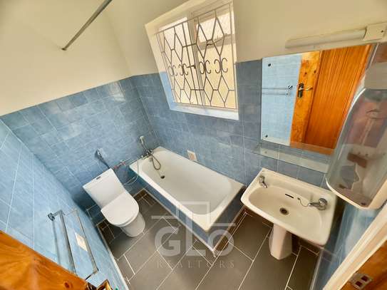 6 Bed House with En Suite in Loresho image 3