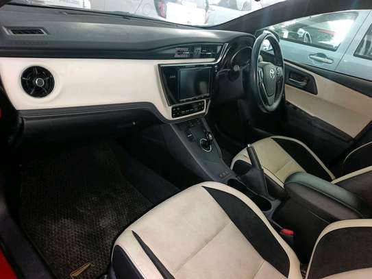 Toyota Auris hybrid image 11