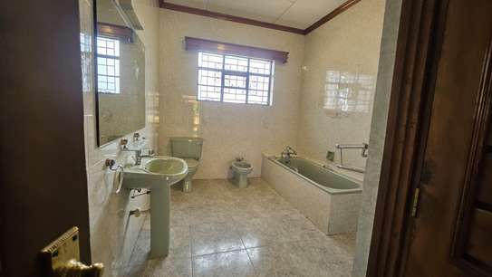 5 Bed House with En Suite in Gigiri image 7