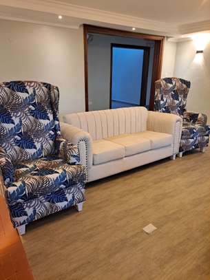 Beautiful Gently used 5 seater sofa with 2 accent seats image 1