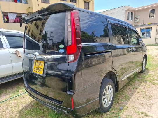 Toyota Esquire KDH image 4