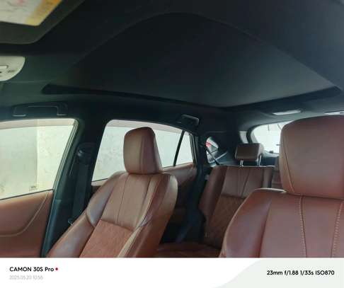 Toyota Harrier hybrid sunroof image 4