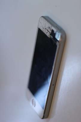 Iphone 5 broken screen. image 1