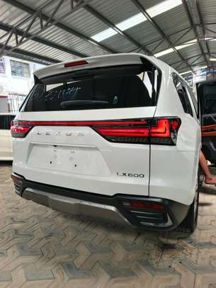 Lexus LX600   2022 image 9