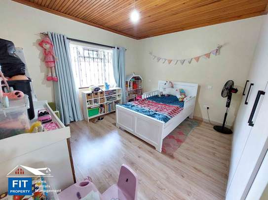 4 Bed House with En Suite in Brookside image 1