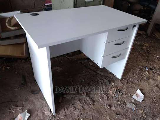 Modern office desk and chair image 4