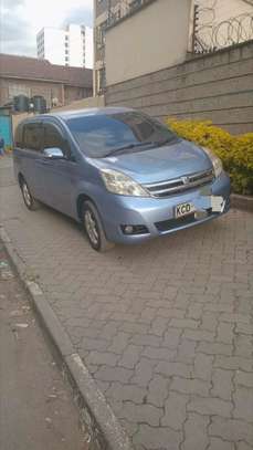 Toyota Isis image 7