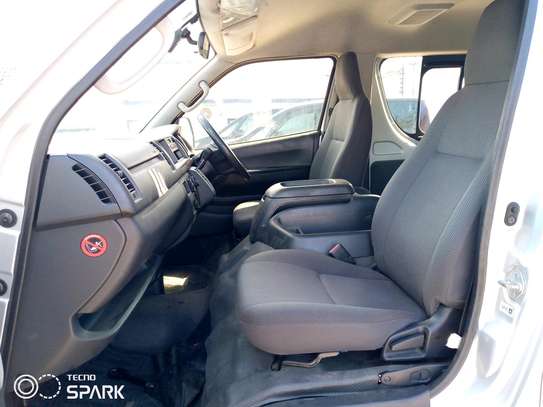 Toyota HiAce 9L automatic image 3