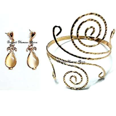 Womens Gold Tone Armlet with golden earrings image 1