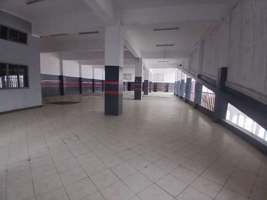 6,499 ft² Warehouse with Parking in Industrial Area image 22