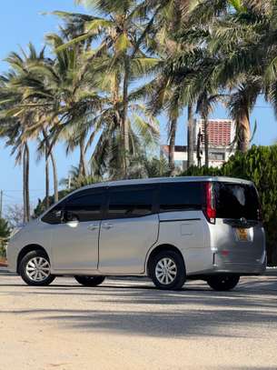 Toyota Noah 2017 image 5