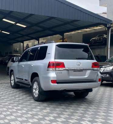 Toyota land Cruiser VXR Diesel 2017  Silver image 14