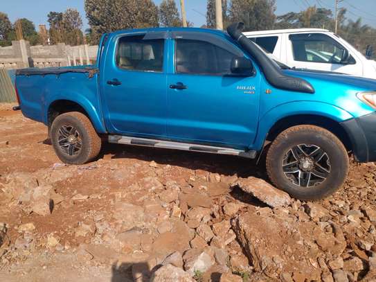 Toyota hilux double cabin image 4