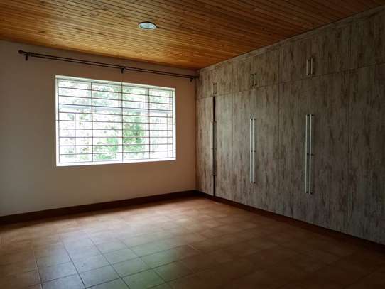 5 Bed House with En Suite in Rosslyn image 11