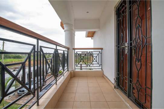 5 Bed House with En Suite in Thika Road image 4
