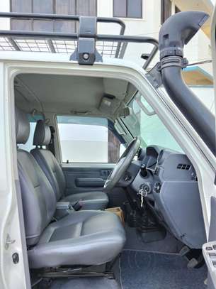 Toyota land cruiser V8 Double Pickup 2018 image 4
