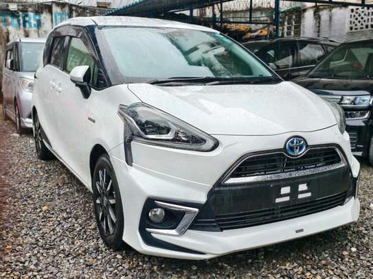 Toyota. Sienta hybrid white image 7