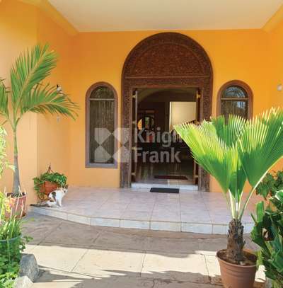 5 Bed House with Swimming Pool at Links Road image 9