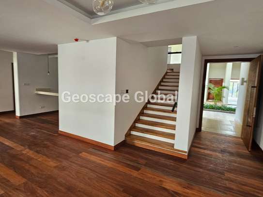 4 Bed Townhouse with En Suite in Rosslyn image 14