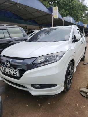 Honda Vezel hybrid 2016 white Slightly used image 1