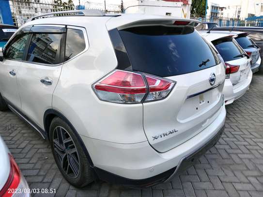 Nissan Xtrail pearl white image 4