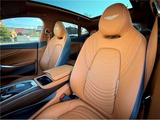 2022 ASTON MARTIN DBX BASE GRADE image 9