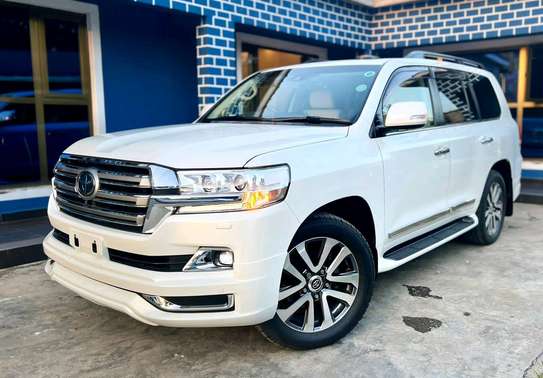 Toyota Land cruiser 4.6 V8 ZX 2017 model white fully loaded image 5