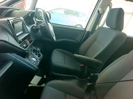 Toyota Noah hybrid image 5