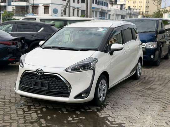 Toyota sienta image 9