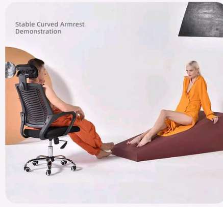 Office chair with an adjustable headrest B1 image 1