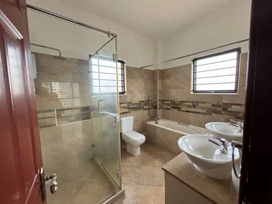 3 Bed Apartment with En Suite in Lavington image 5