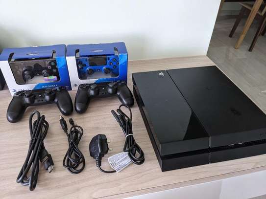 PS 4 STANDARD WITH TWO PADS. image 1