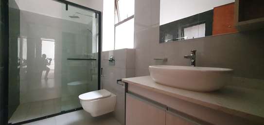 4 Bed Apartment with En Suite in General Mathenge image 1