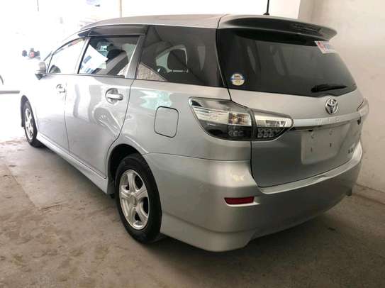 Toyota Wish image 2