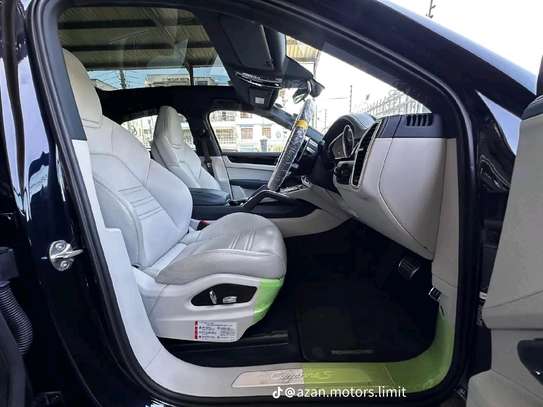 Porsche Cayenne S coupe image 9