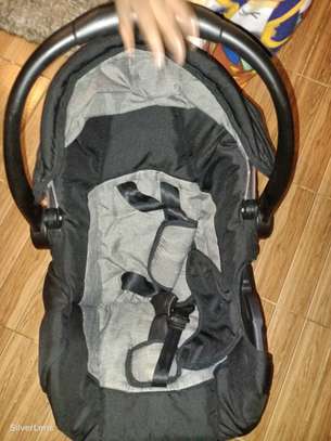 Baby 2 In 1 carry cot and car seat image 1