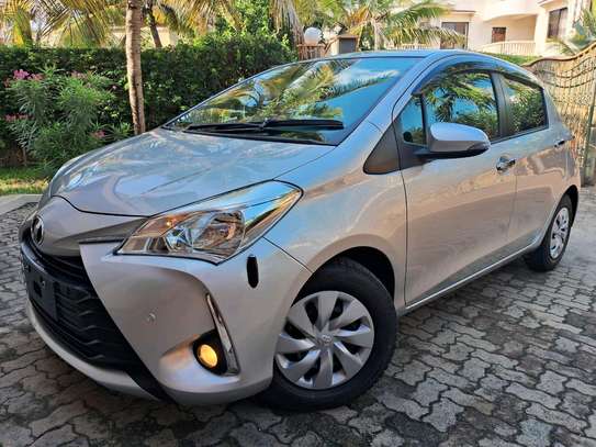 Toyota Vitz Silver 1300cc 2018 image 2