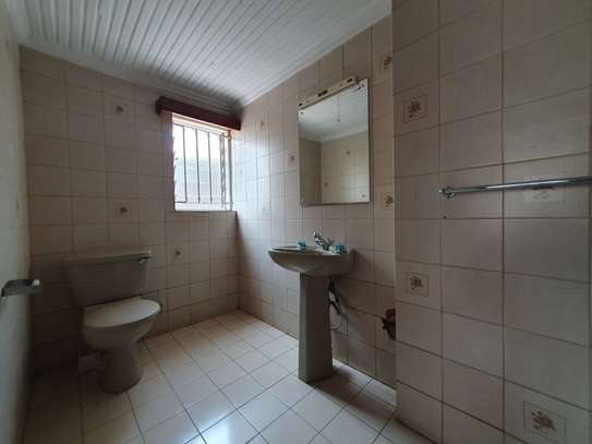 4 Bed House with En Suite at 2Nd Parklands Avenue image 8