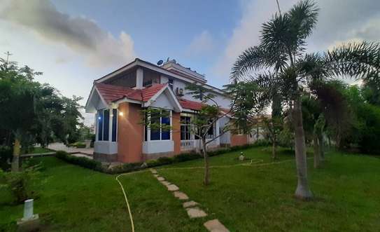6 Bed House with En Suite in Bamburi image 4