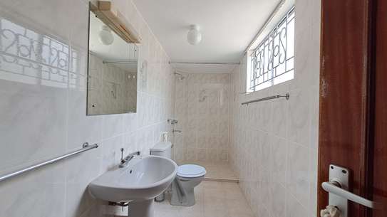 4 Bed House with En Suite in Brookside image 8
