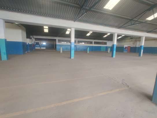 30,000 ft² Warehouse with Parking in Industrial Area image 4