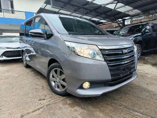 Toyota noah new shape image 6